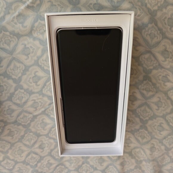 xiaomi mi 12 in purple used for a couple of months, updated to android 14 - Picture 2 of 5